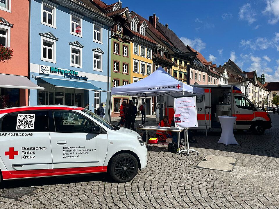 Rotkreuzfahrzeuge und ein Pavillion stehen in der Innenstadt von Villingen