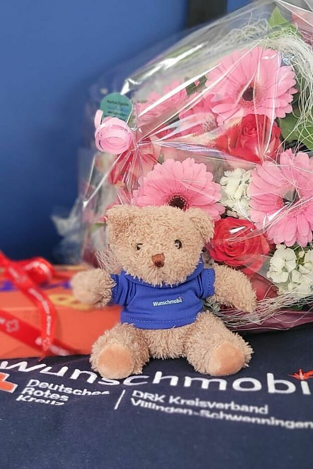 Teddybär mit Blumenstrauß